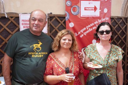 Rafa Bretones, Inma Castillo y su hermana Laura Castillo cantaron algunas canciones mientras tomaban algo.