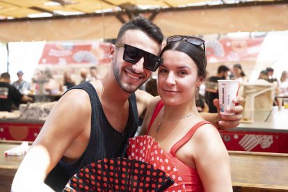Juan y Mari Carmen bailaban cerca de la barra mientras esperaban sus tapas.