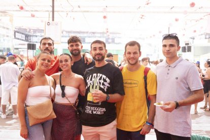El grupo de amigos formado por Marta, María, Ricardo, Marcos, Gabriel, Javi y Alberto tomaban algunas tapas de migas y arroz en Kuver.