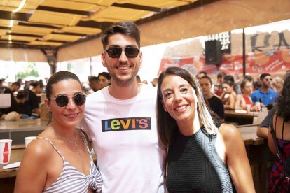 Victoria, Carlos y María del Mar llegaban al establecimiento para dar unos pasos de baile y tapear.