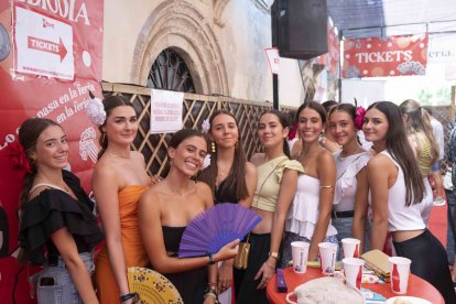 Sara Ruiz. Henar Martínez, Carlota González, Marta del Águila, Amanda González, Alba González, Sofía Ruiz e Itxaso Averbe, esta última de País Vasco, disfrutaban de la fiesta.