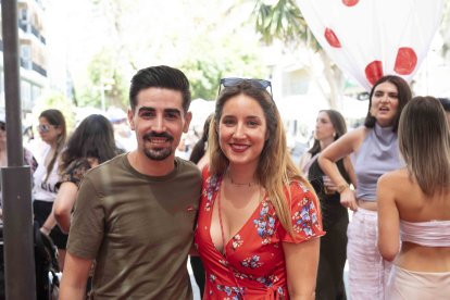 Adrián Yebra y Rosabel Fornieles estaban en la entrada de Kuver esperando a otros amigos para empezar su día de Feria.