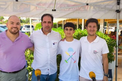 José Sevilla, de CM2000; Jorge Torres de Extintorres y su sobrino Óscar junto a Guillermo Mirón, en el ‘stand’ de la SER.