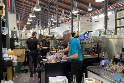 Personal de Ibéricos Ortuño en la cocina trabajando para darles un servicio de calidad a su clientela.