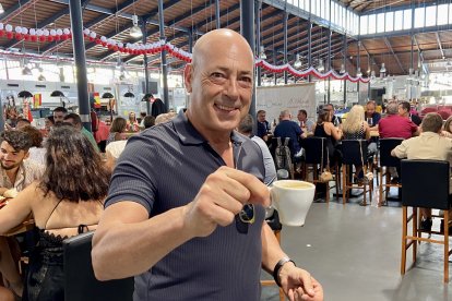 Un comercial murciano que reside en Ciudad Real disfrutando de un café en su escapada de trabajo hacia Almería.