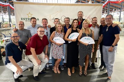 Sergio Pérez, director general de Cajamar, posando en el photocall con sus compañeros de Cajamar junto a las trabajadoras del Ayuntamiento y Diputación.