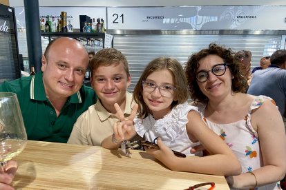 Pepe y Estefanía disfrutando de un magnífico día de feria junto a sus dos hijos, Guille y Valentina.