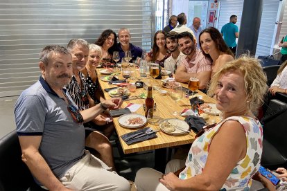 Familia \'Los Morenitos\' disfrutando de un día familiar en Ortuño Ibéricos y degustando platos como las quisquillas.