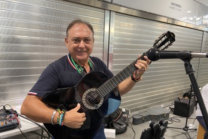 Rafael Francisco Plaza sosteniendo su guitarra flamenca momentos previos al espectáculo.