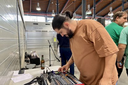 Enridavril, uno de los integrantes del equipo técnico junto a la mesa de mezclas.