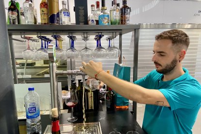 Pedro Gea, camarero polivalente, sirviendo una copa de cerveza a los comensales.