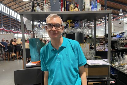 Ramón Padilla, uno de los trabajadores de Ibéricos Ortuño, posando ante la cámara de La Voz.