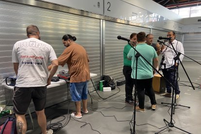 Equipo técnico organizando todo a la perfección para que los comensales puedan disfrutar de la música de Sentimiento Flamenco, grupo recién llegado de Berlín.