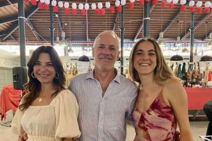 Celia Abad, fundadora de Celia Abad Studio, junto a su marido Ramón Aguilar y su hija Carmen Aguilar, disfrutando del lunes de feria en familia.
