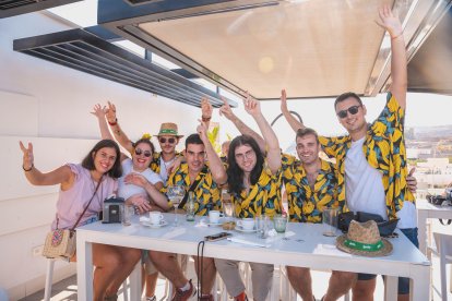 Alba, Marta, Kartex, Paco, Pedro, Antonio y Bernardo de Almería, Sevilla y Barcelona disfrutando del tardeo en Ático HO.