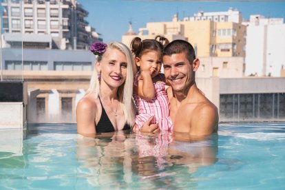 Delia y Pablo disfrutando de la piscina de Ático HO junto a su hija Chloe.