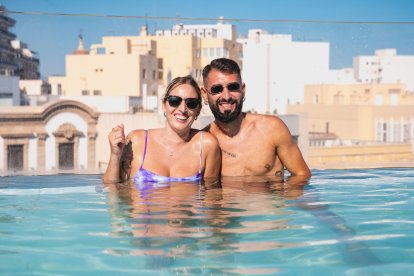 Cristina y Alberto en el Ático HO pasando un buen rato en la piscina.