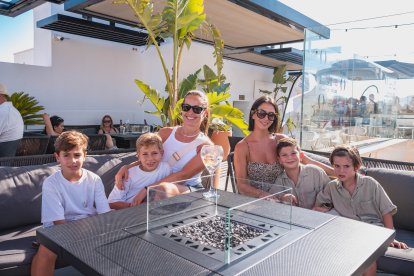 Las familias Alcalá y Olivas disfrutando juntos en Ático HO.