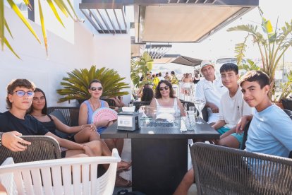 La familia Ferrández Sáez que son de Almería y de Elche que disfrutan del tardeo en Ático HO.