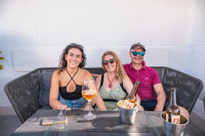 Naiara, Silvia y Txema vienen de Bilbao para disfrutar de la Feria de Almería en Ático HO.