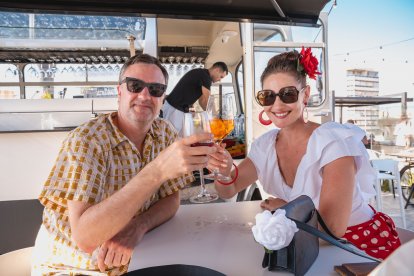 James y Ángela juntos brindando con sus bebidas en Ático HO.