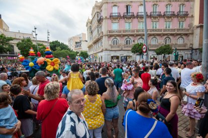 La tradicional Batalla de Flores en el centro de Almería
