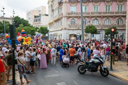 La tradicional Batalla de Flores en el centro de Almería