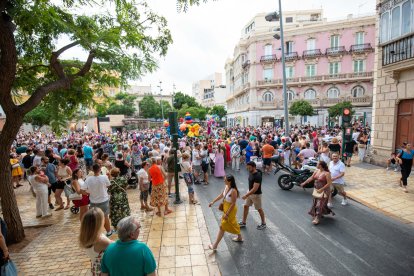 La tradicional Batalla de Flores en el centro de Almería