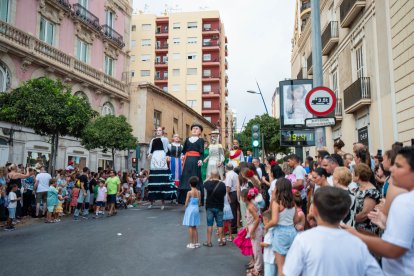 La tradicional Batalla de Flores en el centro de Almería