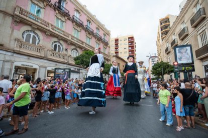 La tradicional Batalla de Flores en el centro de Almería