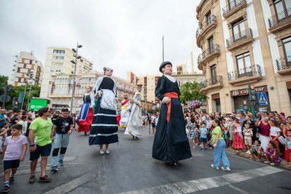 La tradicional Batalla de Flores en el centro de Almería