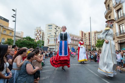 La tradicional Batalla de Flores en el centro de Almería