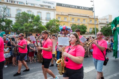 La tradicional Batalla de Flores en el centro de Almería