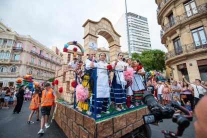La tradicional Batalla de Flores en el centro de Almería