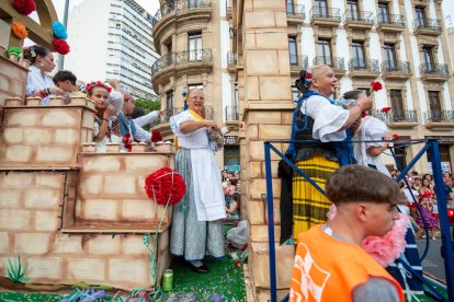La tradicional Batalla de Flores en el centro de Almería