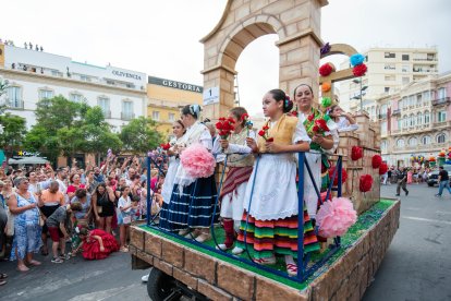 La tradicional Batalla de Flores en el centro de Almería