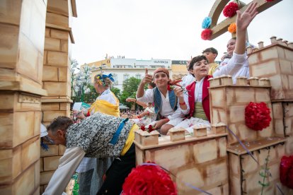 La tradicional Batalla de Flores en el centro de Almería