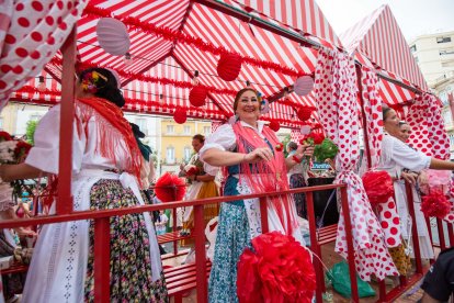 La tradicional Batalla de Flores en el centro de Almería