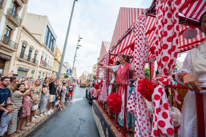 La tradicional Batalla de Flores en el centro de Almería