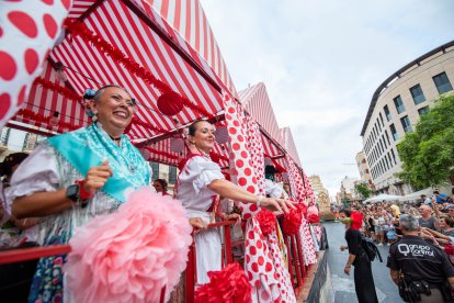 La tradicional Batalla de Flores en el centro de Almería