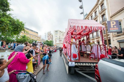 La tradicional Batalla de Flores en el centro de Almería