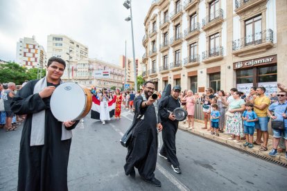 La tradicional Batalla de Flores en el centro de Almería