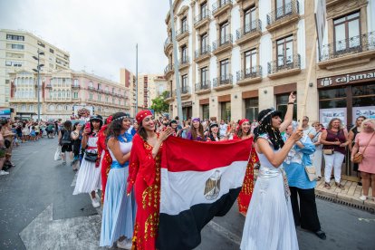 La tradicional Batalla de Flores en el centro de Almería