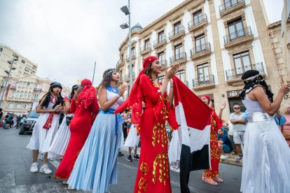La tradicional Batalla de Flores en el centro de Almería