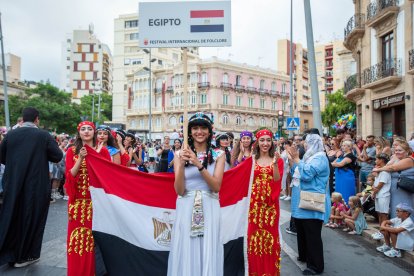 La tradicional Batalla de Flores en el centro de Almería