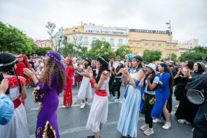 La tradicional Batalla de Flores en el centro de Almería