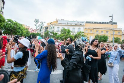La tradicional Batalla de Flores en el centro de Almería