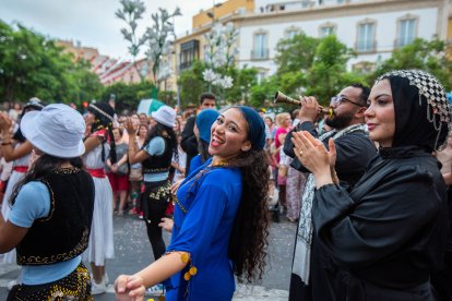 La tradicional Batalla de Flores en el centro de Almería