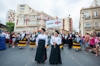 La tradicional Batalla de Flores en el centro de Almería