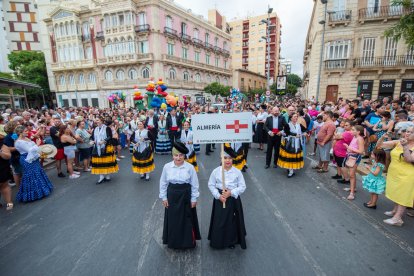La tradicional Batalla de Flores en el centro de Almería